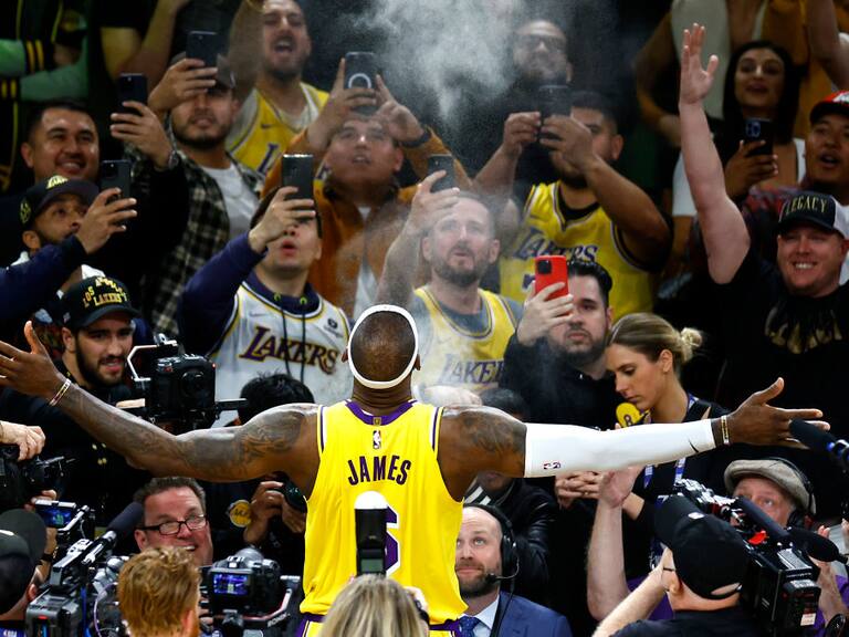 LeBron James festeja el doble que lo inmortaliza como anotador histórico de la NBA