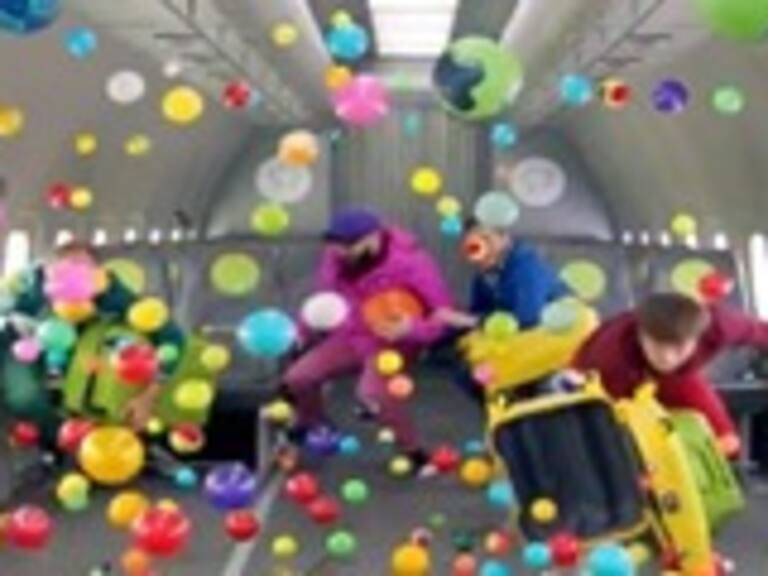 El alucinante videoclip de Ok Go que grabó en un avión con gravedad cero