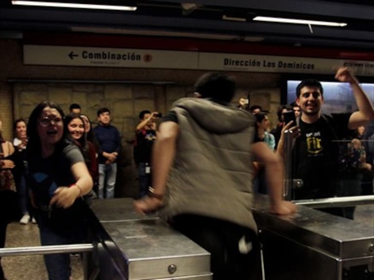 Metro de Santiago «lamenta inconvenientes» en su servicio tras incidentes por evasiones masivas