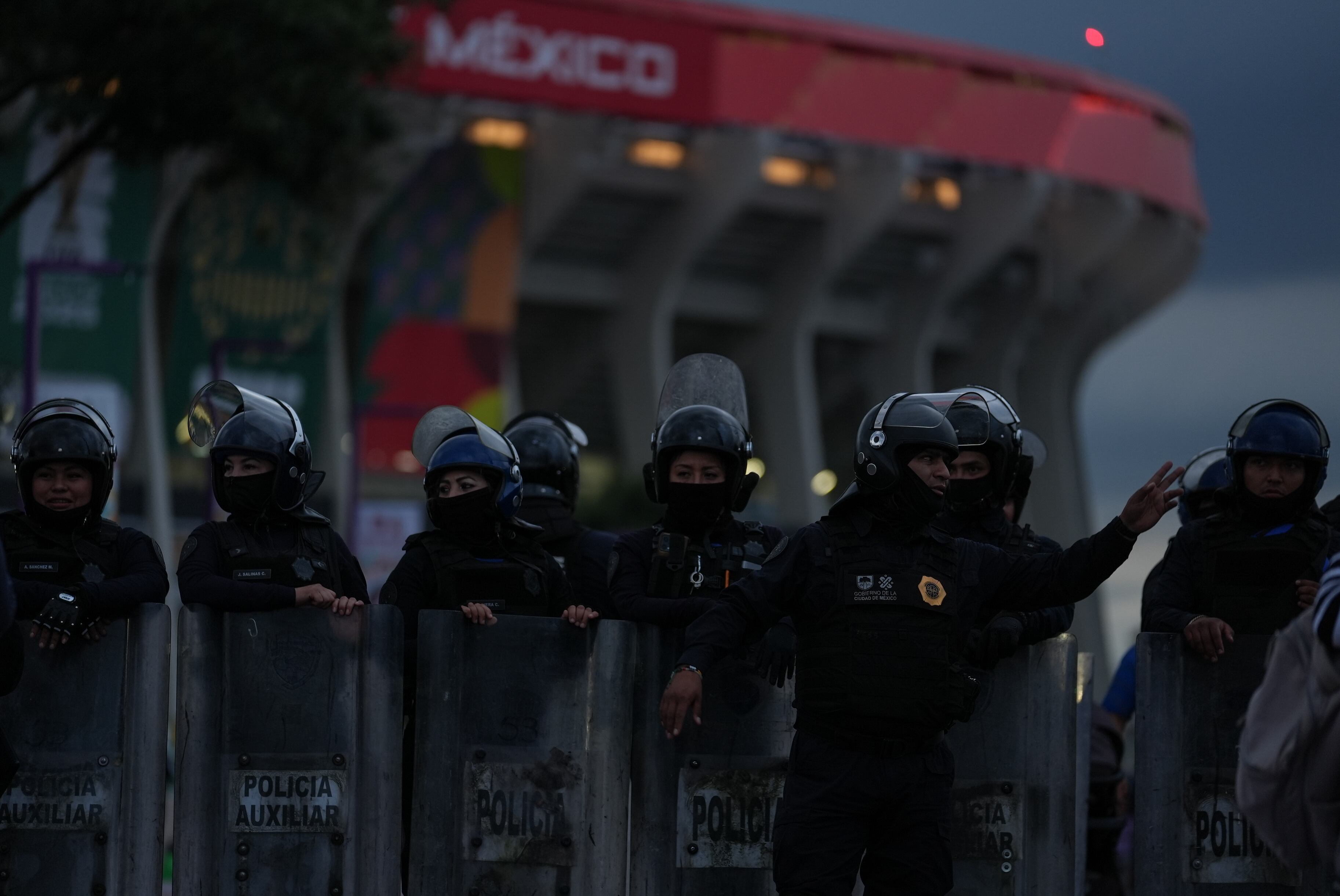 Policía mexicana a las afueras del Estadio Azteca | Getty Images