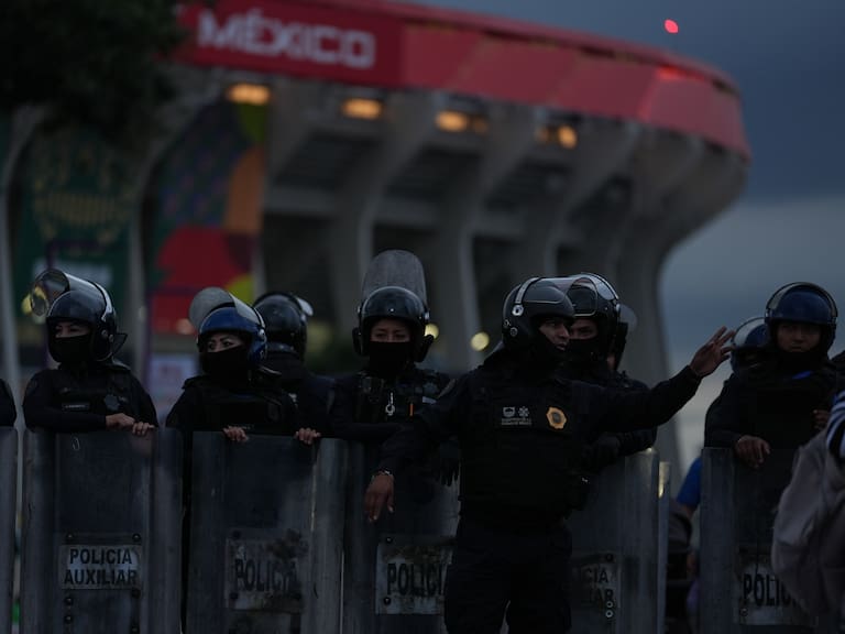 Policía mexicana a las afueras del Estadio Azteca | Getty Images