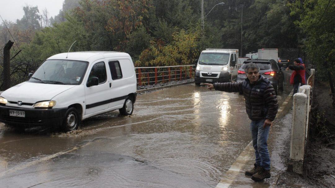 20 de Abril el 2017/SANTIAGOFotografia del Estero San Jose, el cual producto de las lluvias caídas en la alta cordillera aumento su caudal y mantiene a la comuna en alerta amarilla.
FOTO: Andres Zavala/AGENCIAUNO