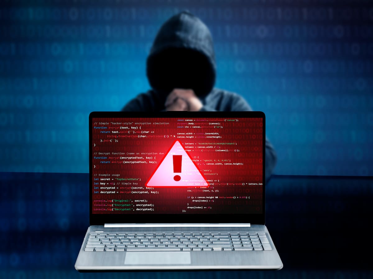 Bancos, centros de salud y municipalidades: los preocupantes reportes de hackeos masivos en Chile en la última semana