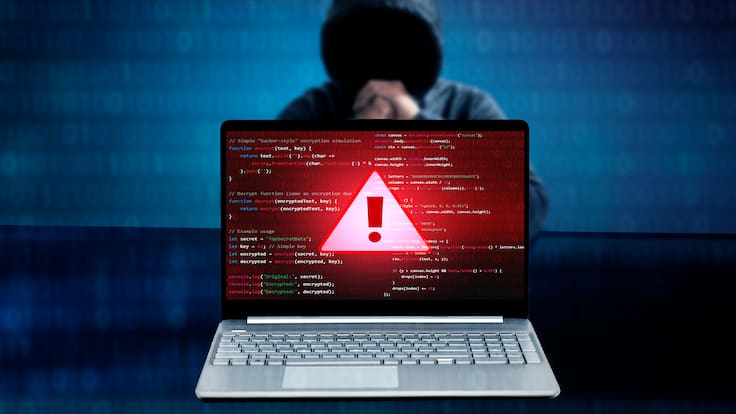 Bancos, centros de salud y municipalidades: los preocupantes reportes de hackeos masivos en Chile en la última semana