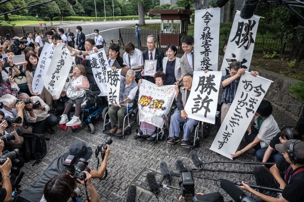 Víctimas de esterilización forzada protestan ante el tribunal supremo en la ciudad de Tokio en Japón.