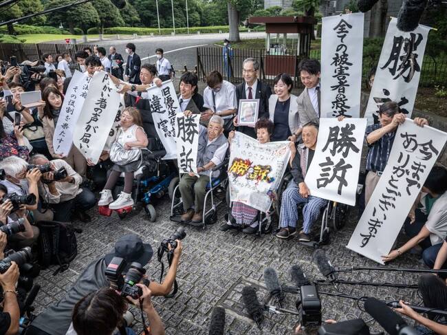 Víctimas de esterilización forzada protestan ante el tribunal supremo en la ciudad de Tokio en Japón.