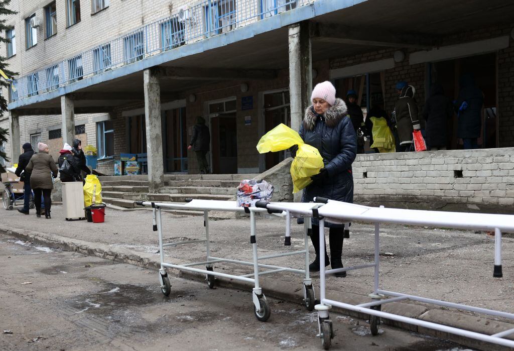 Archivo. Personal del hospital de Selídove realiza una evacuación luego de los ataques aéreos rusos sobre la región de Donetsk en Ucrania.