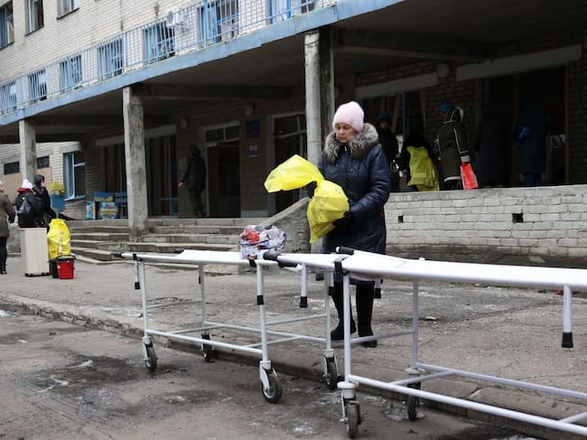 Archivo. Personal del hospital de Selídove realiza una evacuación luego de los ataques aéreos rusos sobre la región de Donetsk en Ucrania.