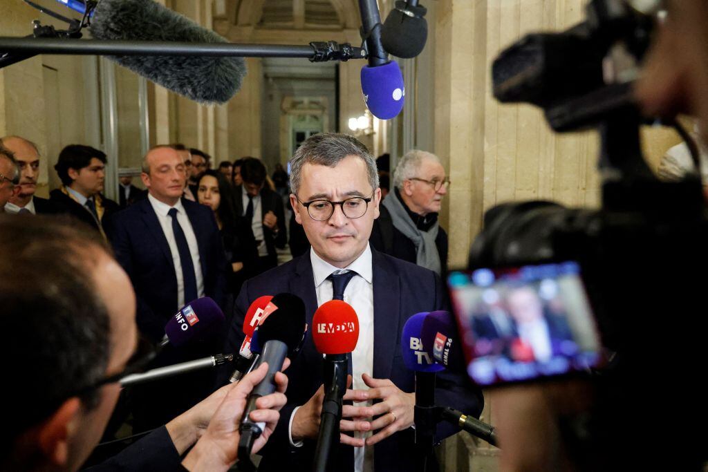 El ministro del interior de Francia, Gerald Darmanin, habla con la prensa luego que el Parlamento aprobara una conservadora nueva ley migratoria.