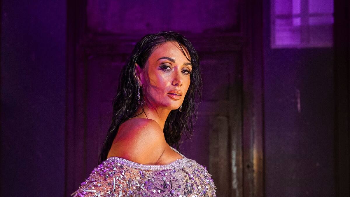 “Desde ya pedimos al programa una ambulancia”: Pamela Díaz sufre fuerte caída durante programa por Viña 2025