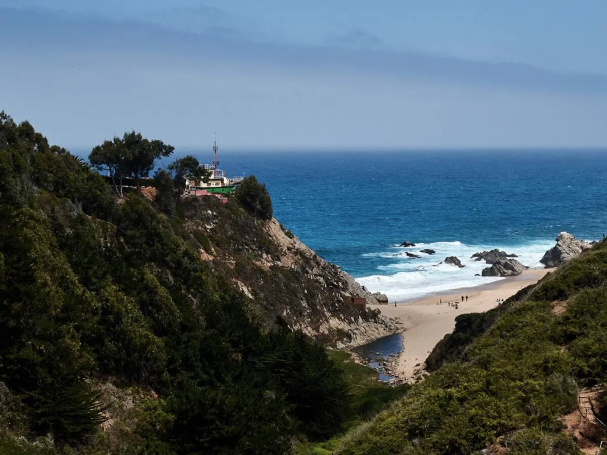 Una playa escondida a menos de dos horas de Santiago: conoce este lindo lugar con una cueva del pirata y un humedal