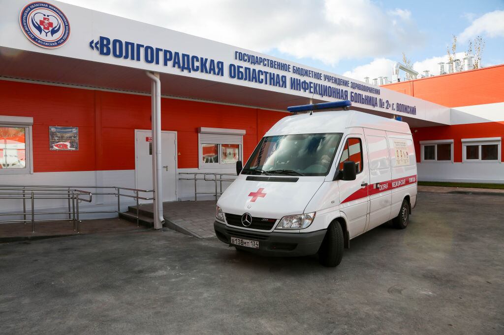 Una ambulancia llega con pacientes Covid-19 al Hospital Regional de Volgogrado