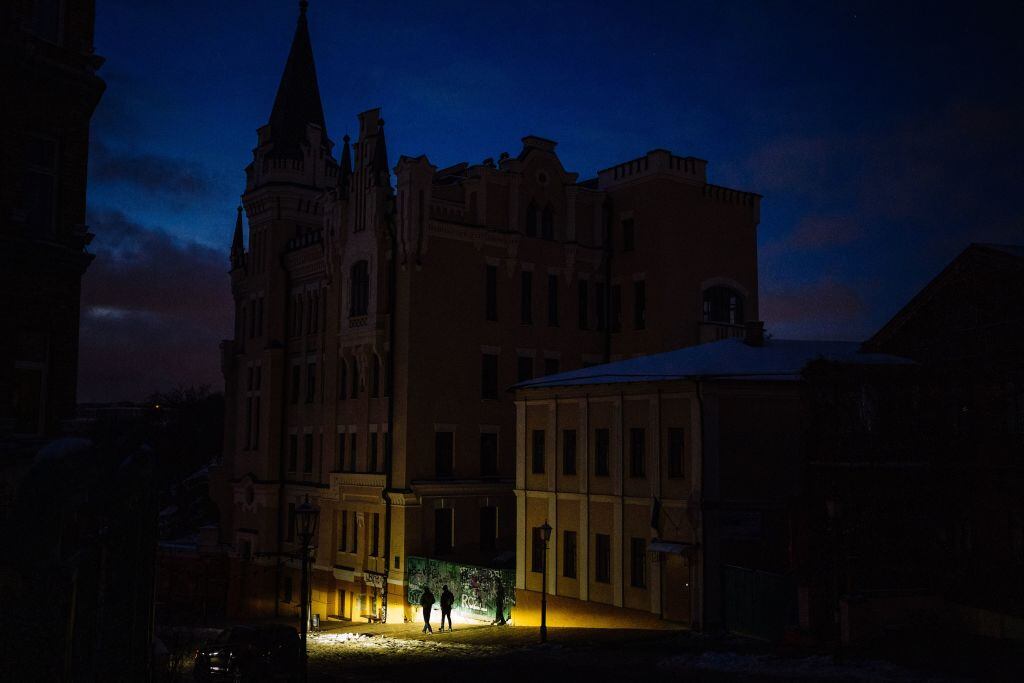 Las personas caminan por el centro de una ciudad de Kiev sin iluminación
