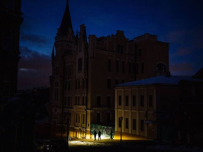 Las personas caminan por el centro de una ciudad de Kiev sin iluminación