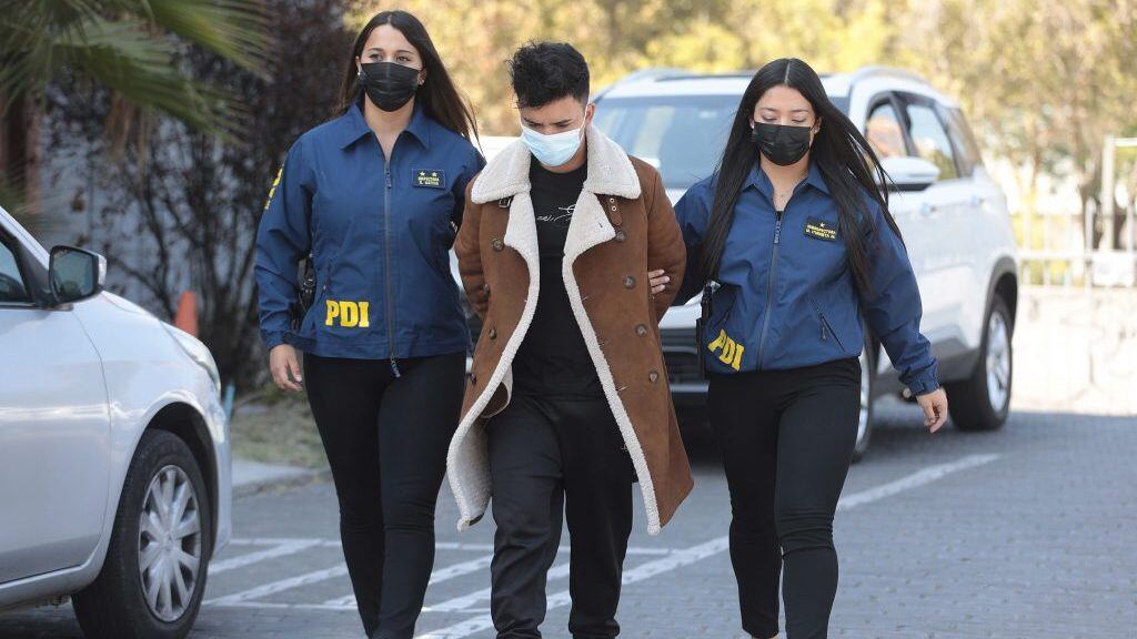 29 de enero del 2022/SANTIAGOBrigada de Homicidios Sur informará acerca de la detención de un sujeto de 26 años de edad, el cual sería el presunto autor del homicidio con arma de fuego de dos primos de 20 años, hecho ocurrido la madrugada del pasado 9 de enero en la comuna de El Bosque.
FOTO: SEBASTIAN BELTRAN GAETE/AGENCIAUNO