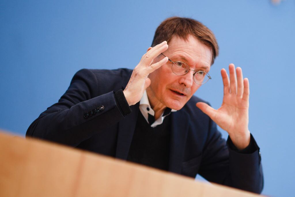 El ministro de salud federal de Alemania, Karl Lauterbach, ante la prensa