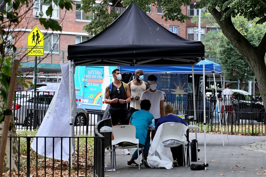 Personas hacen examen para detectar la viruela del mono en Nueva York