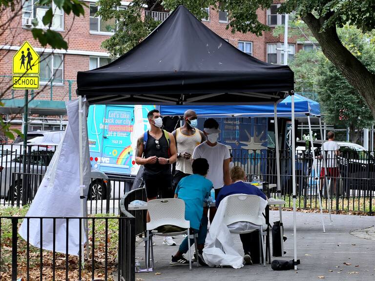 Personas hacen examen para detectar la viruela del mono en Nueva York