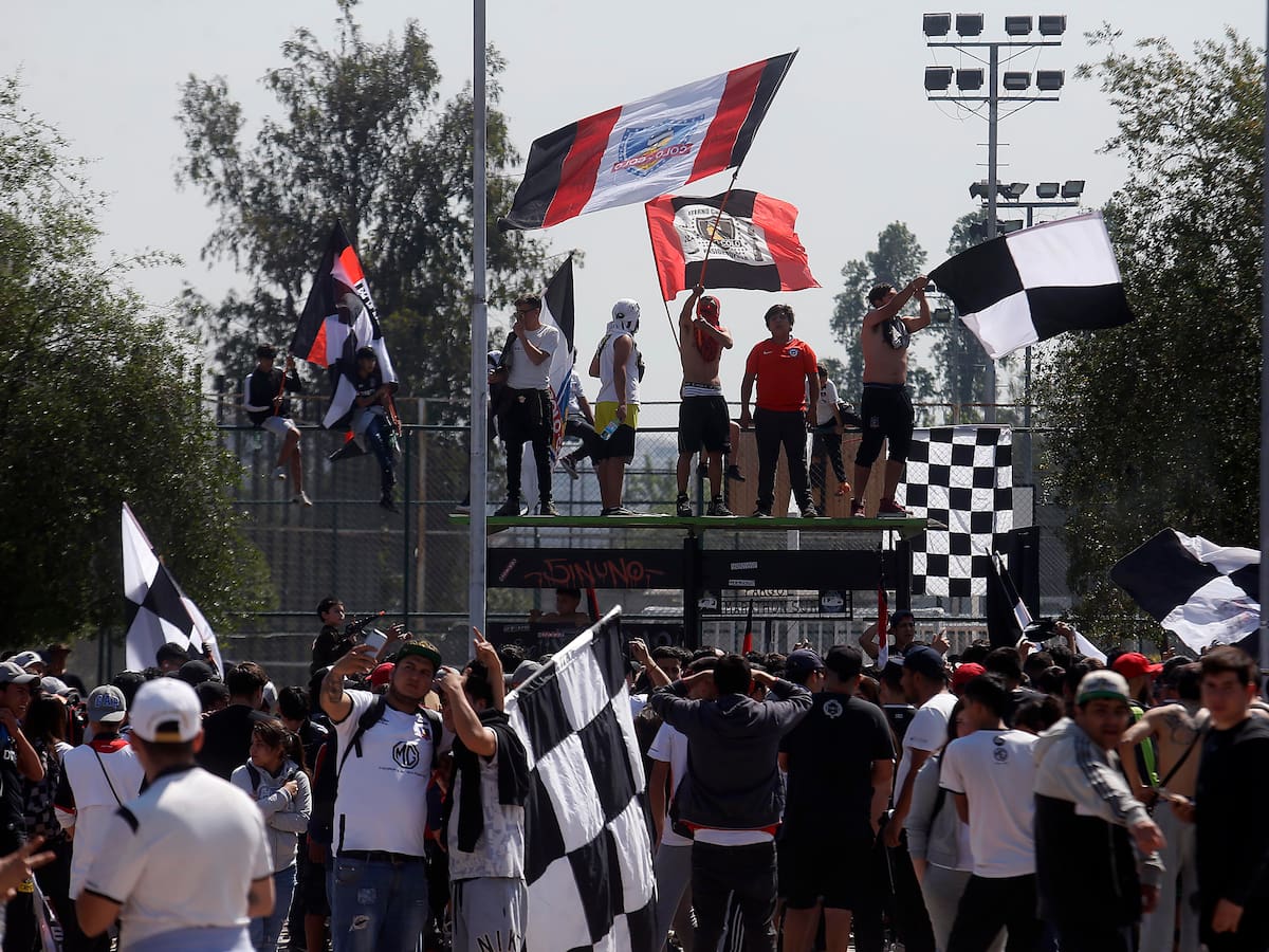 Lanzaban petardos: denuncian que hinchas de Colo Colo secuestraron bus Red en la previa del partido ante Deportes Recoleta