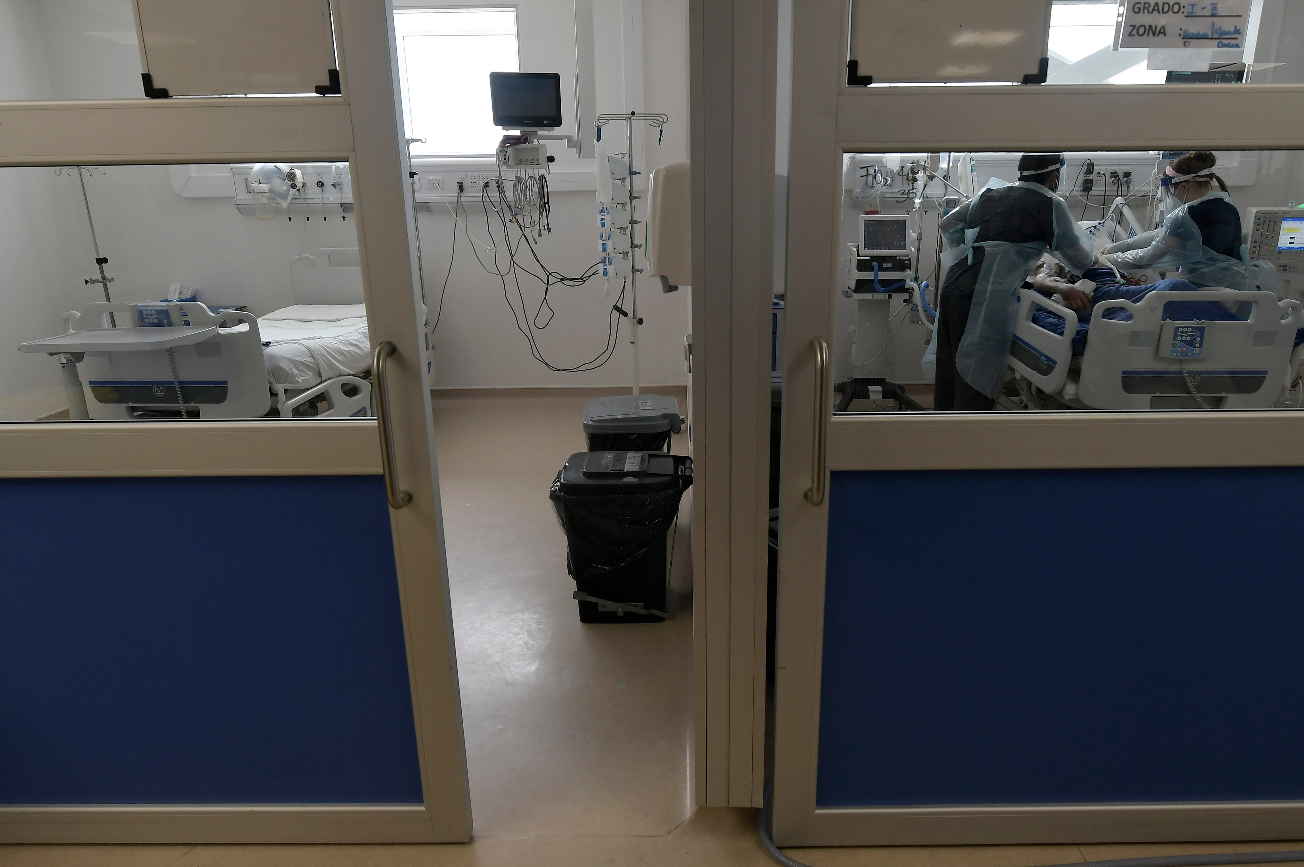 05 de Agosto de 2021 / IQUIQUEUna disminución de casos positivos por Covid-19, se registra en las salas UCI del hospital regional de Iquique.
En la imagen, una sala vacía y otra ocupada por un paciente.
FOTO: CRISTIAN VIVERO BOORNES/AGENCIAUNO