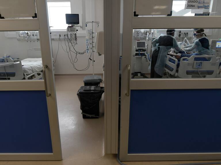 05 de Agosto de 2021 / IQUIQUEUna disminución de casos positivos por Covid-19, se registra en las salas UCI del hospital regional de Iquique.
En la imagen, una sala vacía y otra ocupada por un paciente.
FOTO: CRISTIAN VIVERO BOORNES/AGENCIAUNO