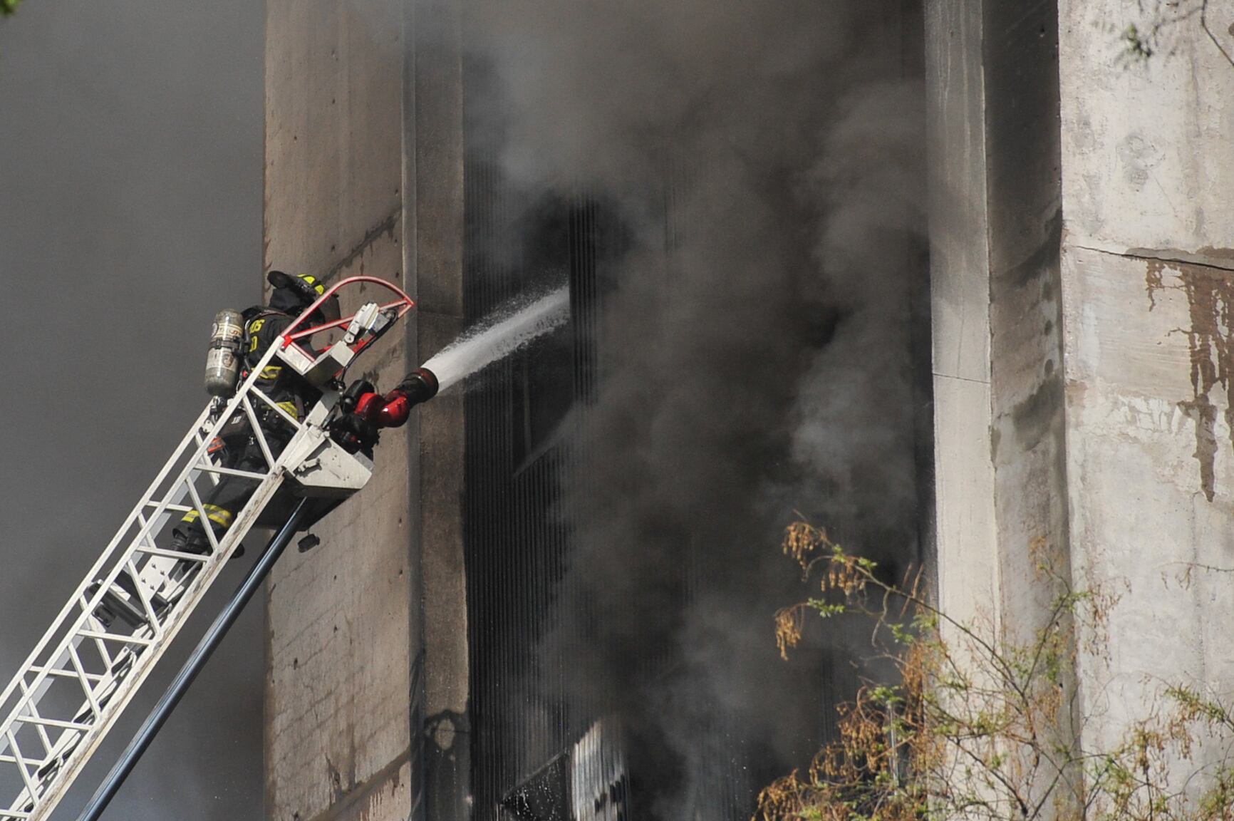 Bomberos sigue combatiendo incendio que afecta a barrio Meiggs: llevan más de 12 horas