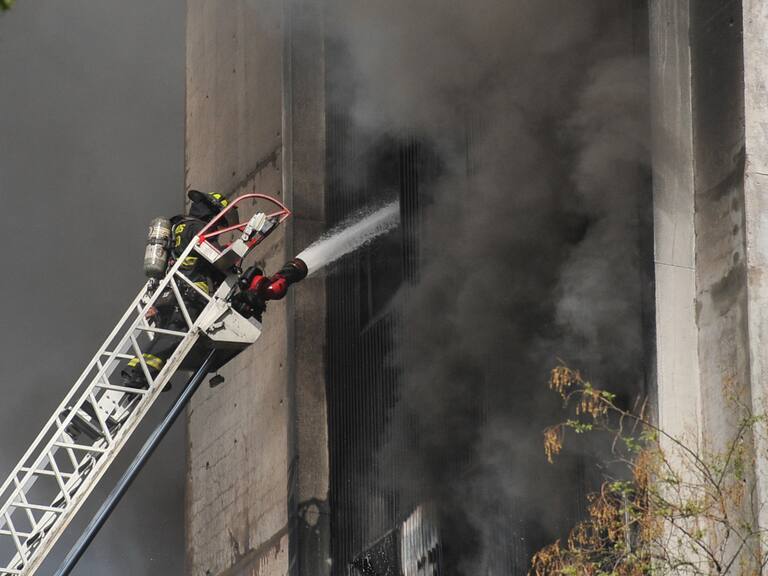 Bomberos sigue combatiendo incendio que afecta a barrio Meiggs: llevan más de 12 horas