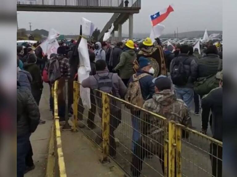 Trabajadores de Codelco protestan para evitar cierre de planta en Ventanas