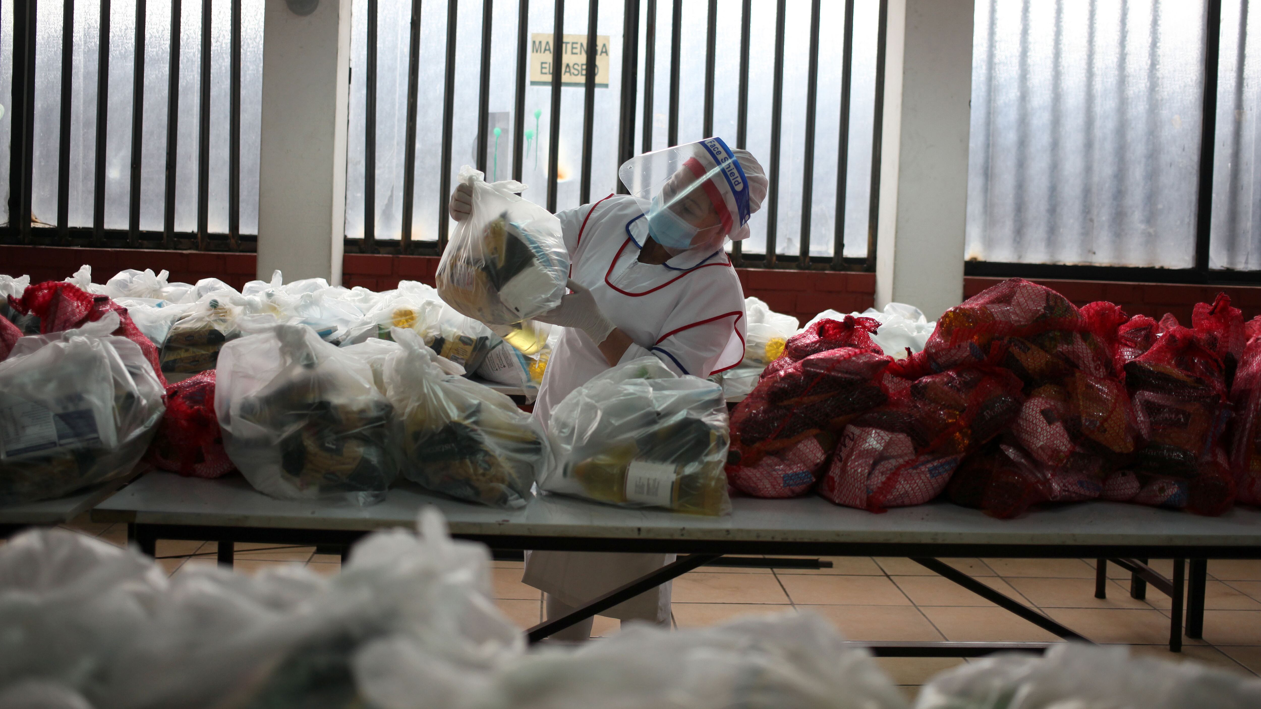 07 DE JULIO DE 2020/SANTIAGO
Trabajadora encargada de ordenar y entregar canastas de alimentaciÛn que reciben los beneficiarios del Programa de AlimentaciÛn Escolar, en en el Colegio Teresa Prat de Sarratea, ubicado en la comuna de Santiago.
FOTO: AILEN DÕAZ/AGENCIAUNO