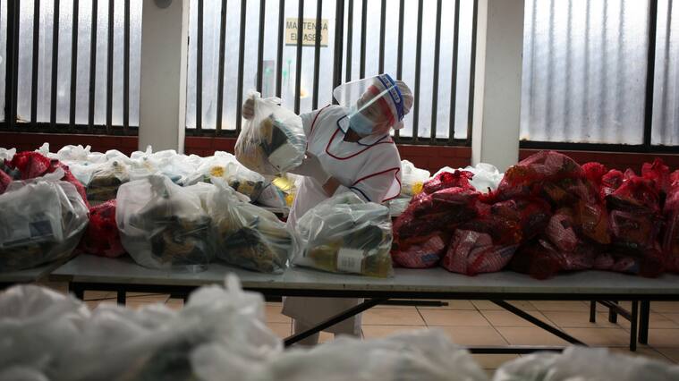 07 DE JULIO DE 2020/SANTIAGO
Trabajadora encargada de ordenar y entregar canastas de alimentaciÛn que reciben los beneficiarios del Programa de AlimentaciÛn Escolar, en en el Colegio Teresa Prat de Sarratea, ubicado en la comuna de Santiago.
FOTO: AILEN DÕAZ/AGENCIAUNO