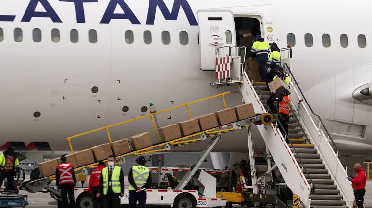 02 de Junio del 2020/SANTIAGO El Presidente de la República recibió este mediodía un nuevo cargamento de ventiladoress mecánicos en el Aeropuerto Pudahuel. En la imagen personal del aeropuerto descarga equipos médicos
FOTO: FRANCISCO CASTILLO /AGENCIAUNO