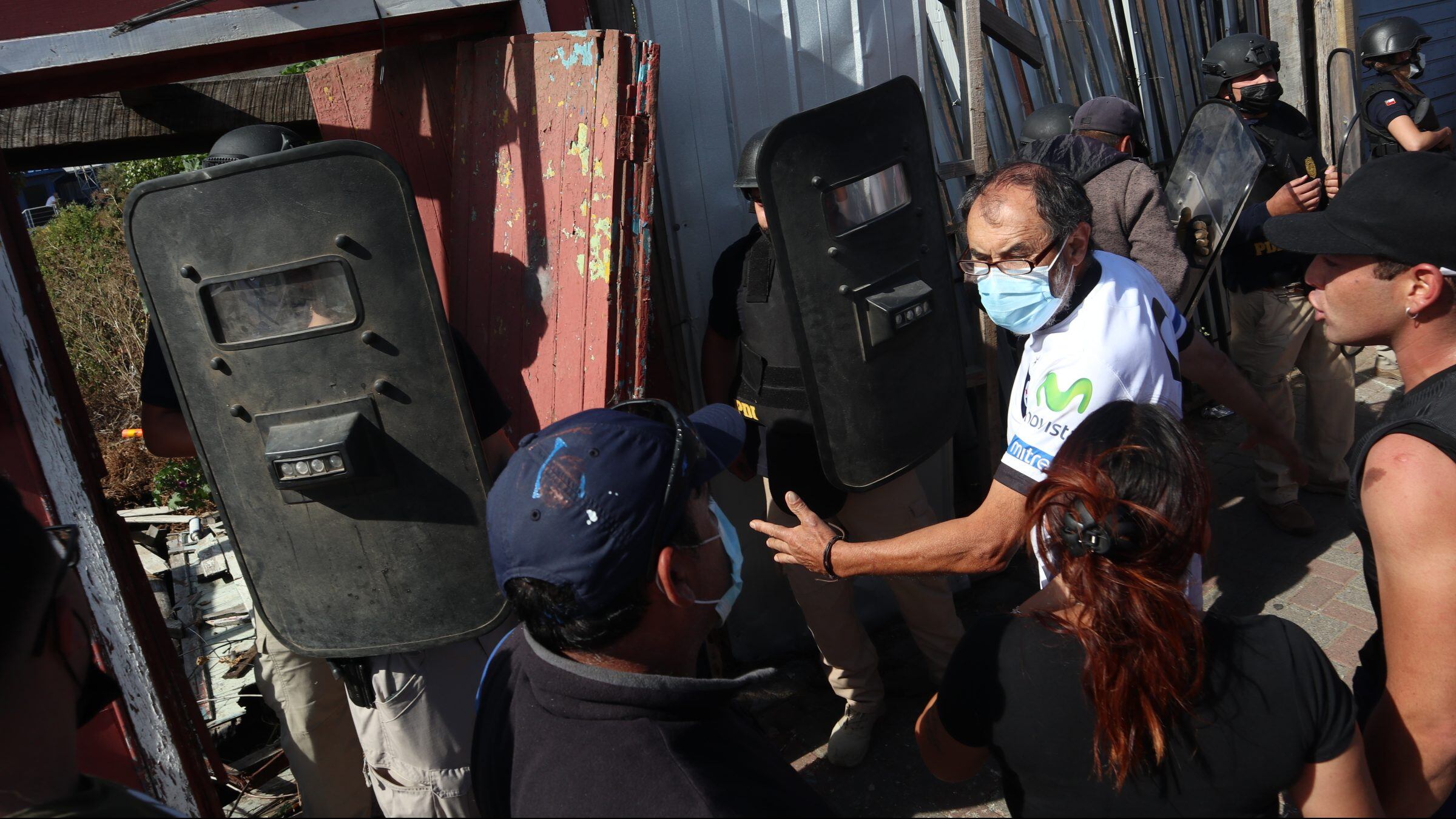 26 DE FEBRERO DE 2021 / LEBUManifestaciones en el cuartel donde se encuentra detenido el tío abuelo Jorge Eduardo Escobar después del Hallazgo del cuerpo de Tomás Bravo, menor de 3 años desaparecido el pasado 17 de febrero en en el sector rural de Caripilum, en la comuna de AraucoFOTO: RODRIGO GAJARDO / AGENCIAUNO