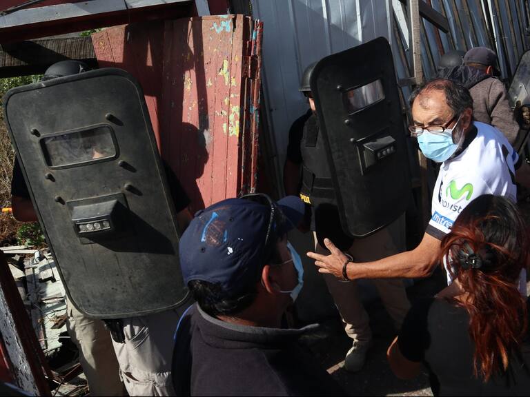 26 DE FEBRERO DE 2021 / LEBUManifestaciones en el cuartel donde se encuentra detenido el tío abuelo Jorge Eduardo Escobar después del Hallazgo del cuerpo de Tomás Bravo, menor de 3 años desaparecido el pasado 17 de febrero en en el sector rural de Caripilum, en la comuna de AraucoFOTO: RODRIGO GAJARDO / AGENCIAUNO