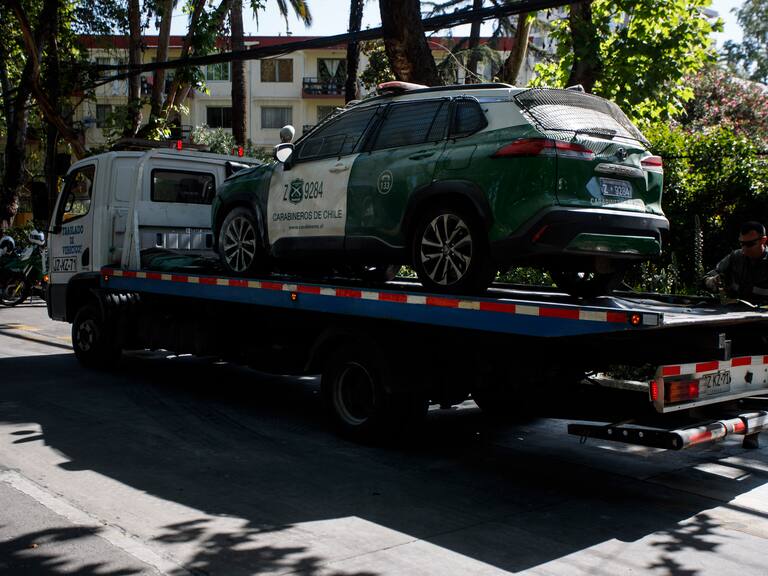 Realizaban un patrullaje preventivo: vehículo de Carabineros choca contra árbol en Estación Central y deja dos funcionarios lesionados