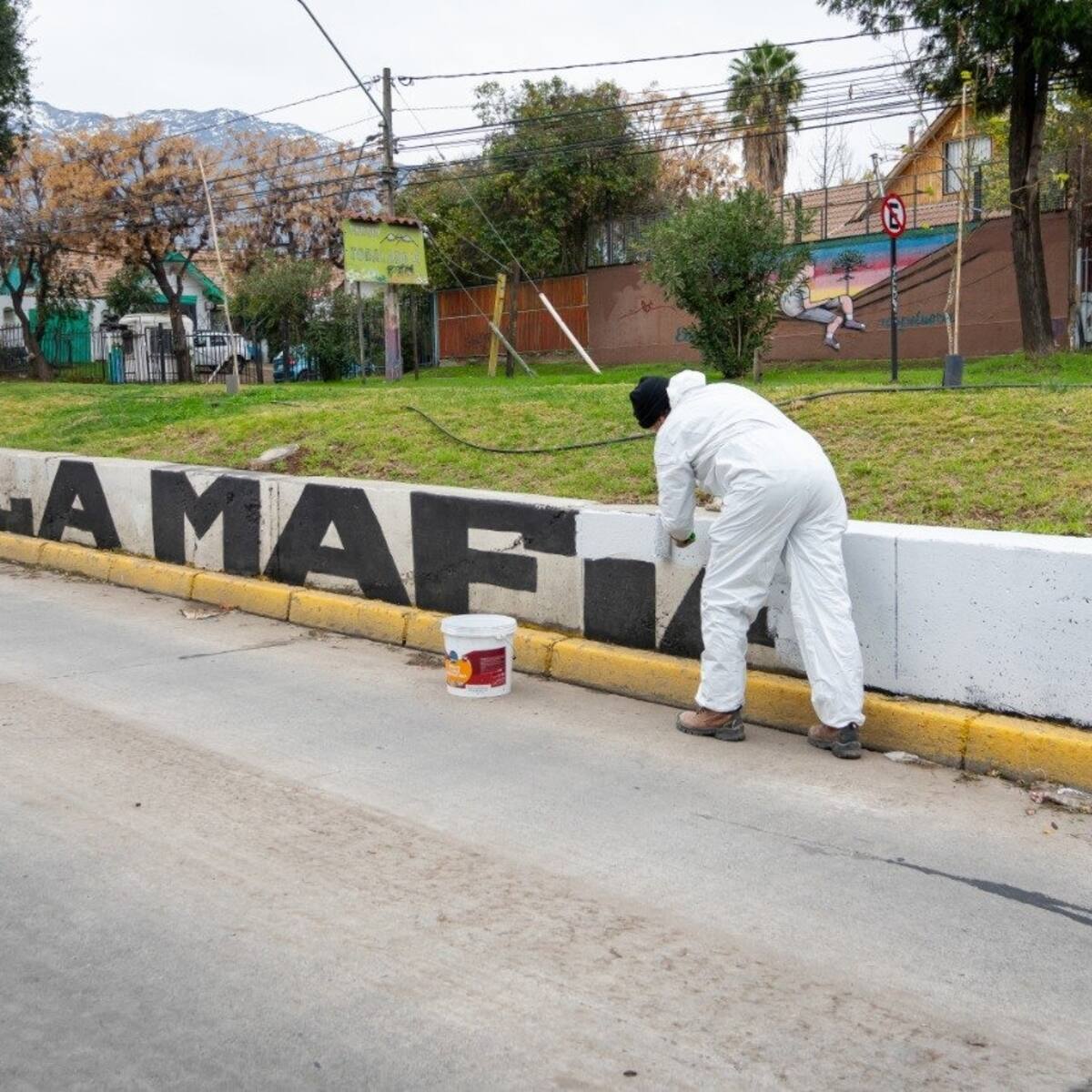 “No vamos a dar un paso atrás”: Peñalolén elimina murales de barras bravas pese a amenazas contra alcalde