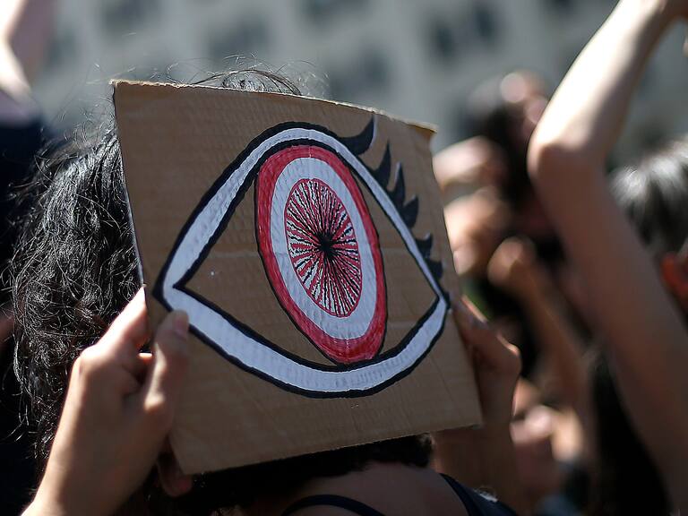 13 de Diciembre de 2019/SANTIAGOUn grupo de personas realizan una performance, frente al palacio de la moneda, en apoyo a la víctimas de trauma ocular.
FOTO:CRISTOBAL ESCOBAR/AGENCIAUNO