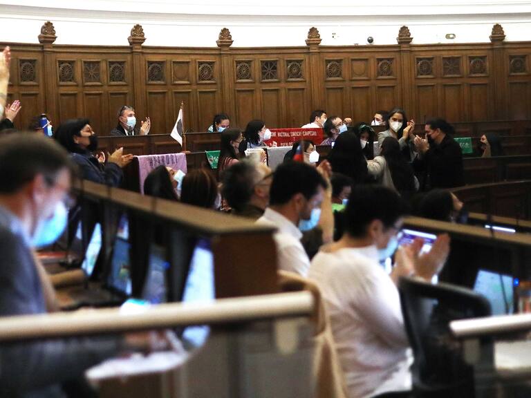 11 de mayo del 2022/SANTIAGOLas convencionales celebran, durante la Sesión N°100 Pleno Convención Constitucional, que se realiza en el ex congreso Nacional.
FOTO: SEBASTIAN BELTRAN GAETE/AGENCIAUNO