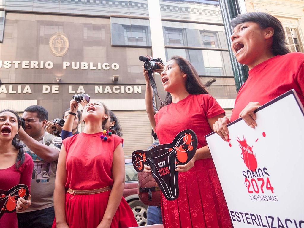 Mujeres protestan en la ciudad de Lima por las víctimas de esterilizaciones forzadas ocurridas en Perú durante el régimen de Alberto Fujimori