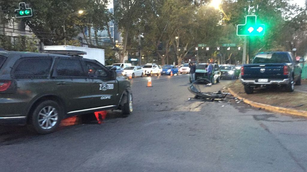 El procedimiento para sacar a los vehículos involucrados en el camino continuaba en la mañana. / ADN.cl