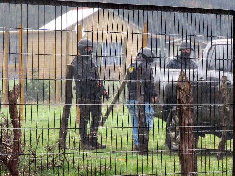 Una persona fallecida dejó enfrentamiento entre desconocidos y Carabineros tras nuevo ataque a empresa forestal en La Araucanía