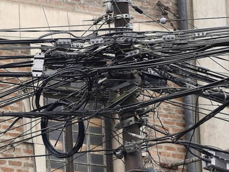 Piñera promulgó ley que obliga a empresas a retirar cables en desuso