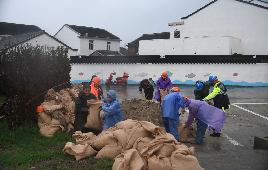 Los voluntarios colocan barreras para impedir el paso del agua en Zhoushan