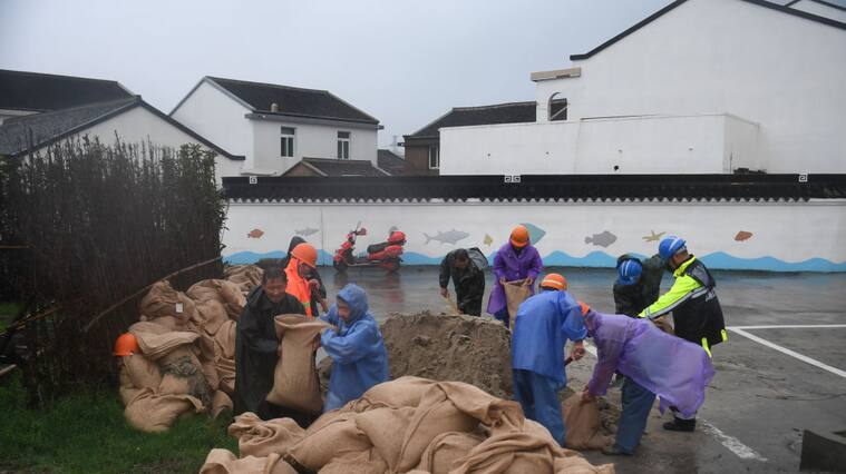 Los voluntarios colocan barreras para impedir el paso del agua en Zhoushan