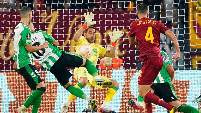 Claudio Bravo sacó aplausos de Dybala y Mourinho con sus grandes atajadas: "Estuvo genial varias veces"
