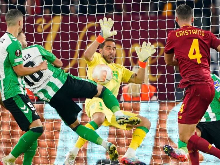 Claudio Bravo sacó aplausos de Dybala y Mourinho con sus grandes atajadas: "Estuvo genial varias veces"