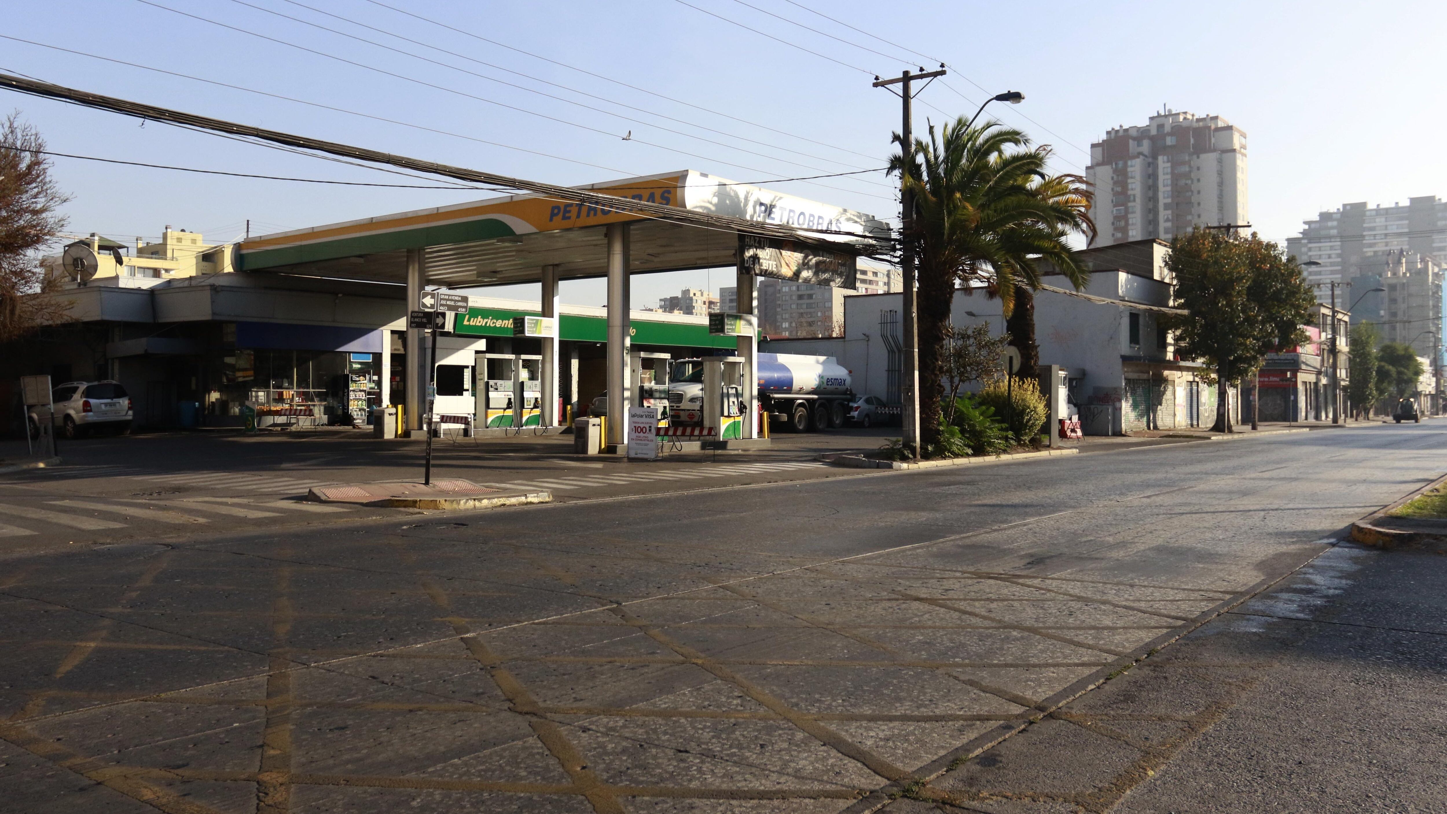 09 DE MAYO DE 2020/SANTIAGO Bencinera Petrobras luce sin publico, durante el recorrido fotográfico por la comuna de San Miguel, en su primer día de Cuarentena debido al Coronavirus covid - 19
FOTO: MAURICIO MÉNDEZ/AGENCIAUNO