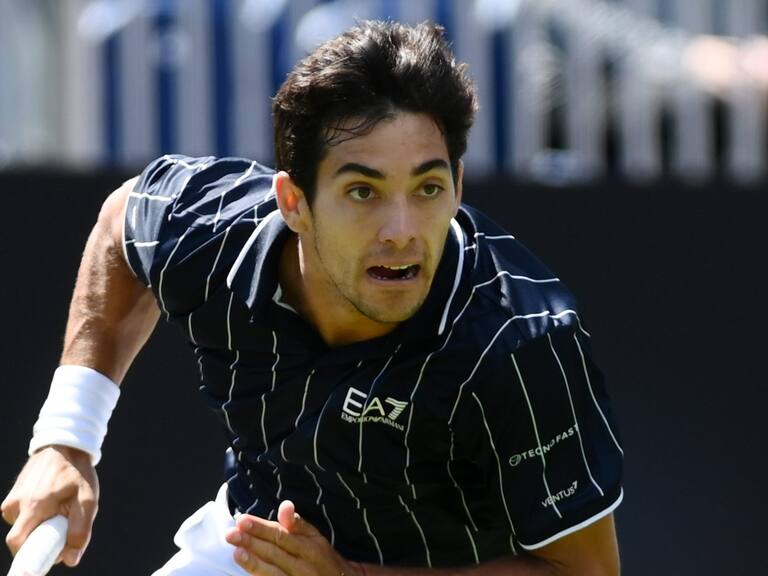 EASTBOURNE, ENGLAND - JUNE 20: Cristian Garin of Chile in action against Alex de Minaur of Australia during the Men's Single's First Round match uring Day Three of Rothesay International Eastbourne at Devonshire Park on June 20, 2022 in Eastbourne, England. (Photo by Mike Hewitt/Getty Images)