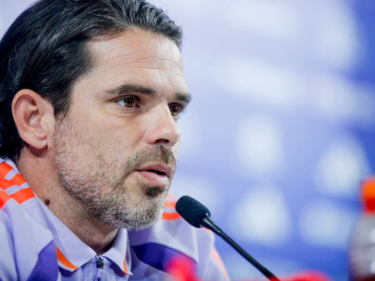 Gago explica por qué no anticipa la formación en la U y entrega su diagnóstico de la liga chilena: “Me sorprendió para bien la intensidad”