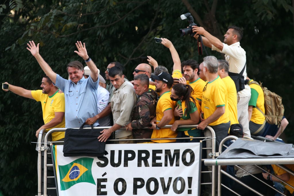 Bolsonaro rodeado de sus fanáticos en una manifestación de ultraderecha
