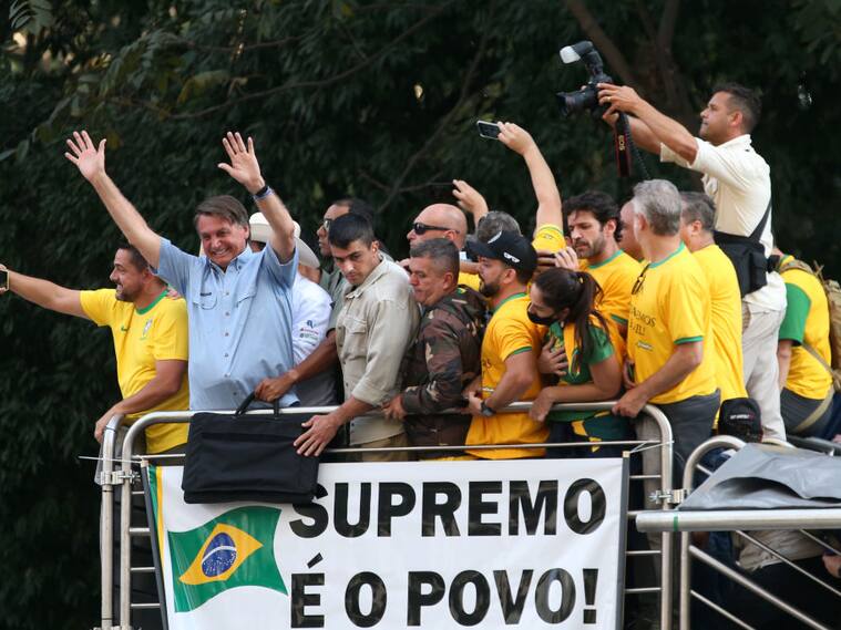 Bolsonaro rodeado de sus fanáticos en una manifestación de ultraderecha